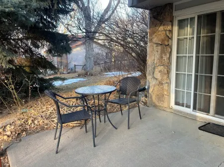 On the edge of town and country, 1-bedroom apartment in Fort Collins Отели рядом с достопримечательностью «Horsetooth Reservoir»