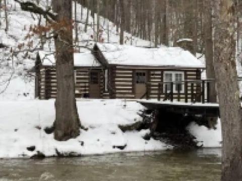 Creek side Log Cabin with hot tub in White Sulphur Springs WV
