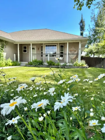 Stay between Glacier and Whitefish-cozy stylish