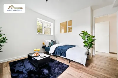 20% Off the Blue Suite - Family & Business Stays Hotels near National Trust - Emmetts Garden