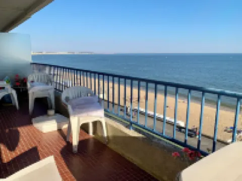 Facing the sea, one of the most beautiful views of the bay to enjoy with the whole family.