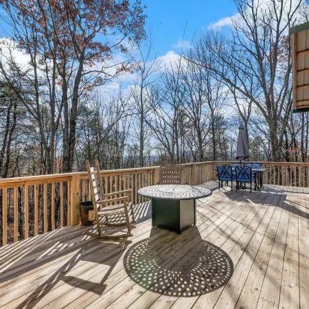 Mountain escape with hot tub