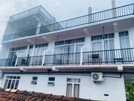 Spacious apartment with 13 bedrooms with bathrooms.Fiber wifi also have Отели в г. Камберюгамува