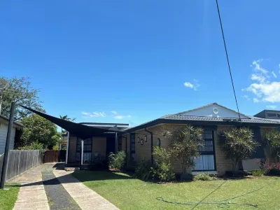 Swansea Sands- Modern Family home close to the lake Hotels near Caves Beach