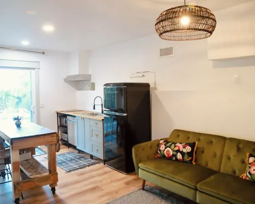 Eclectic Guesthouse on Quaint Fallbrook Homestead Các khách sạn ở Fallbrook