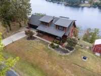 3-bedroom house on Lake Catherine in marvelous Hot Springs with hot tub and gym
