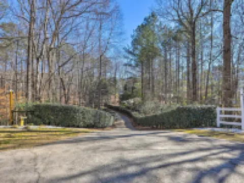 Immaculate Suwanee House w/ Pool & Game Room! Hotels in Suwanee