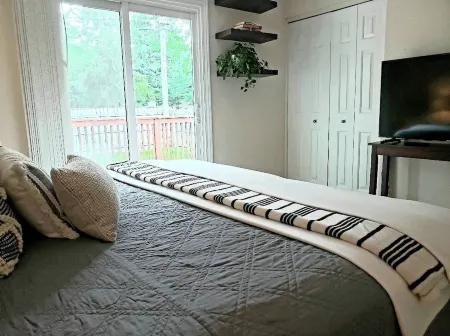 Lovely Single Story 4 bedroom Home Near Downtown Royal Oak!