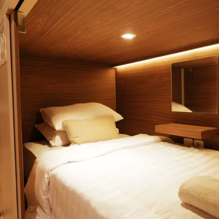 Rosalyne Sleepbox Stasiun Tugu