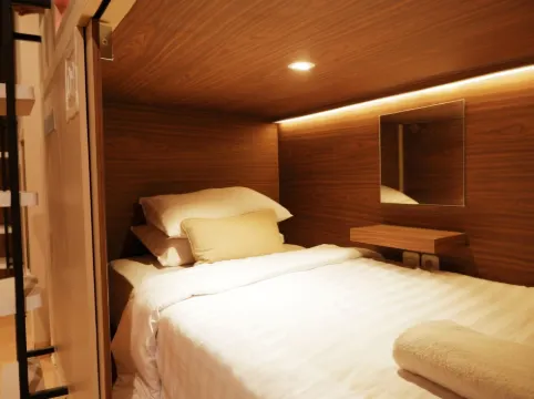 Rosalyne Sleepbox Stasiun Tugu
