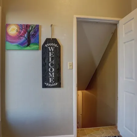 Cozy King Suite + Near Hospital & Downtown + Fireplace