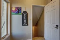 5th St Hospitality  King bd, close to hospital, downtown and driveway parking.