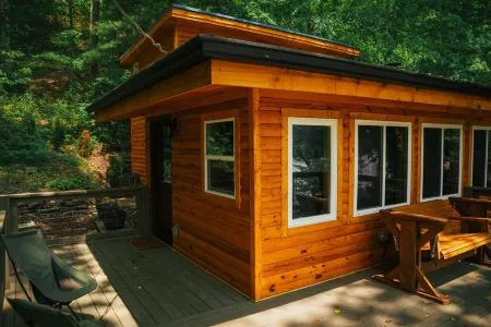 Lakefront Hilltop Cabin Hot tub Firepit