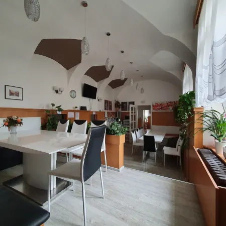 Residence Dykova - Former Pension Jana, Domov Mládeže