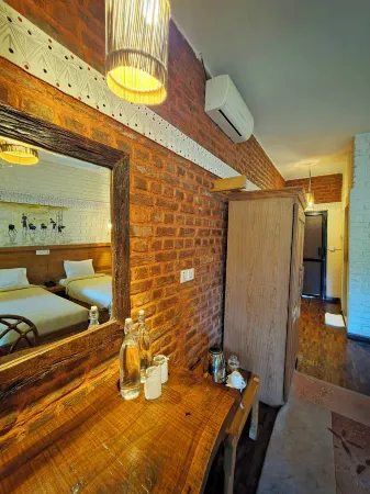 Sarang Wildlife Sanctuary Отели рядом с достопримечательностью «Читван»