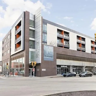 CozySuites at Bottleworks District Отели рядом с достопримечательностью «Концертная площадка Old National Centre»