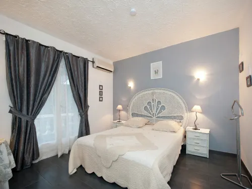 Villa in Bagnols with Pool & Near Nature Parks