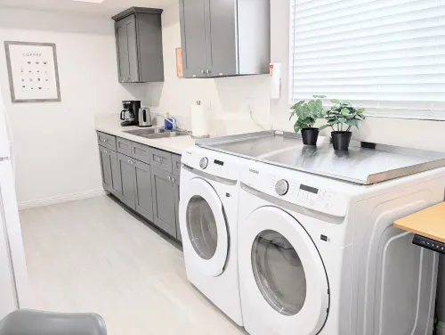 5 Mins to DT Alhambra - Homey 2BR Apt W King Bed