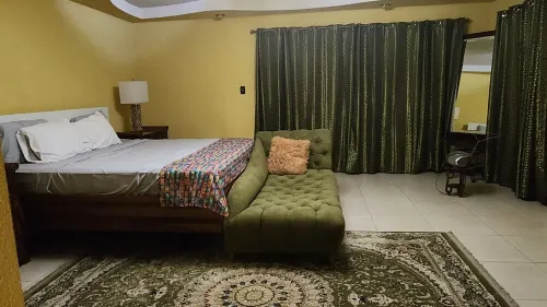 Beautiful 4-bedroom house in Maynards with WiFi in close proximity to 2 marinas