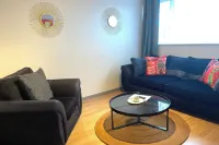 House - Sleeps 10 - Garden - Parking