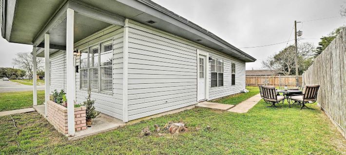 Coastal Escape w/ Yard, Walk 1 Mile to Texas A & M Hotels in Nueces County