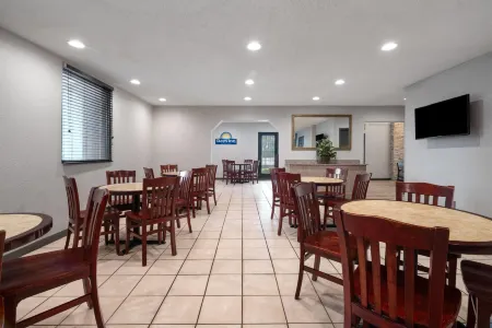 Days Inn by Wyndham College Park Airport Best Road