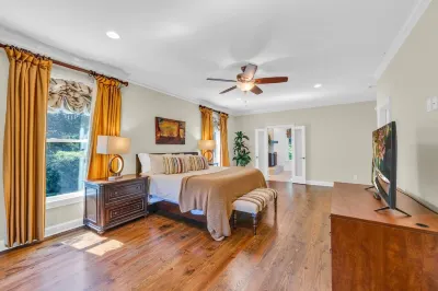 The Wexford French Chateau w/ Pool 웨스트사이드 플라자 쇼핑센터 주변 호텔