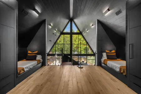 Midnight Raven Lake House - luxury a-frame w/ boat