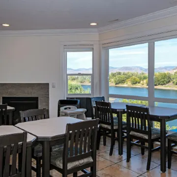 Riverland Inn & Suites