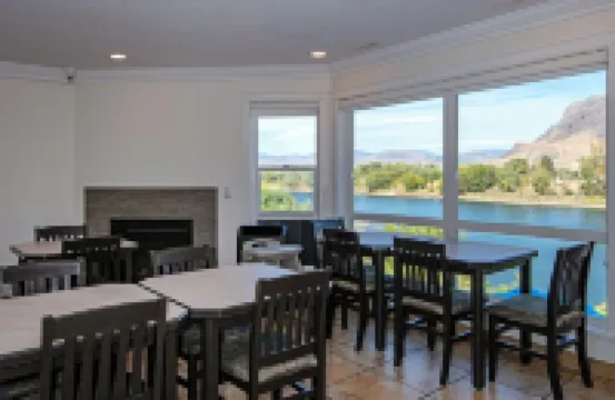 Riverland Inn & Suites