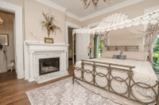 Historic 1850 Towering Italianate Mansion Hotels in 