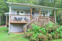 Shangri-La in Etowah:  a serene + cheerful cottage near Pisgah & DuPont Forests Hotels in Etowah