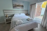 Cottage - Sleeps 4 - Pet Friendly - Pool - Parking - 3-نجوم