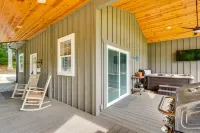 Romantic Couples Cottage, Large Covered Deck with Hot Tub, TV, Couches, Firepit