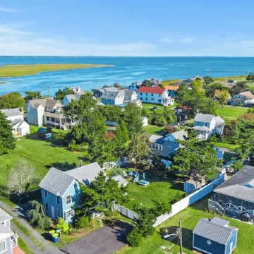 Mermaid & Mare, Downtown Retreat. Hot Tub, Firepit, fenced yard & Pet Friendly!