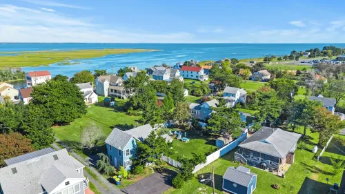 Mermaid & Mare, Downtown Retreat. Hot Tub, Firepit, fenced yard & Pet Friendly!