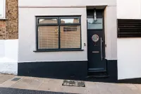 Harbourside Roof Terrace & Sea Views by Adliv Hotels near Sundowner