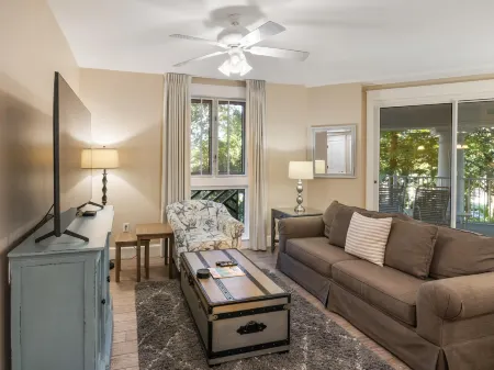 Pool Oasis and Steps to Vibrant Village - Spacious Charming Haven Отели рядом с достопримечательностью «Silver Sands Premium Outlets»