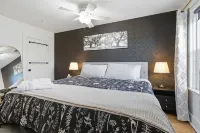 ★Downtown Condo~Steps from the Water & Common★ - 2 estrellas
