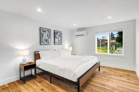 Sunny 3BR Retreat Near Everet Waterfront