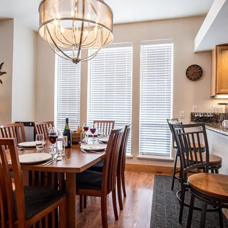 Snow Star Skylight - 3BD 3BA - Hot Tub, Gym, Walk to Ski!