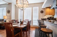 Snow Star Skylight - 3BD 3BA - Hot Tub, Gym, Walk to Ski! Hotels in Ketchum