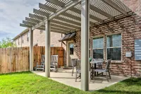 College Station Townhouse w/ Private Patio - Apartments