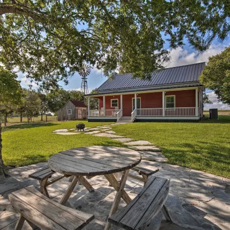 Peaceful Schulenburg Farmhouse w/ Fire Pit & Games