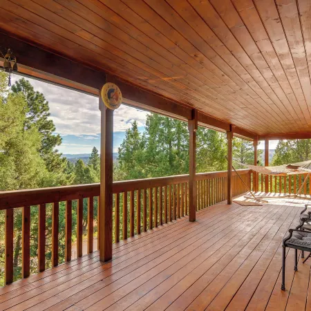 Alton Cabin w/ Deck ~ 2 Mi to Dixie Nat'l Forest!