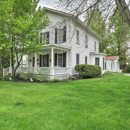 Romantic Country Apt by Lake Erie and Wineries!