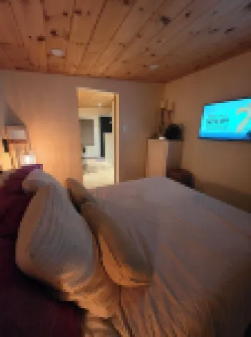 Private Cabin with Hot Tub, Sauna & A-Frame Bunkie – Sleeps 6