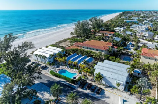 Cozy Pool View and Charming Decor - Quaint Island Retreat