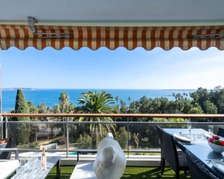 Apartment in Golfe-Juan with Sea Views Hotéis em Vallauris
