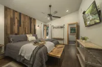 Wine Time Luxury Family Retreat with Heated Pool Hot Tub 4 King Suites Near Broken Bow - Apartments